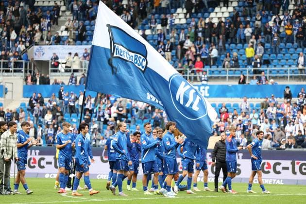 27 09 2025, xrekx, Fussball 2 Bundesliga, Karlsruher SC 1 FC Magdeburg v l KSC Mannschaft, Spieler, jubeln nach Spielende, Team, Player, celebrate at the end of the match DFL DFB REGULATIONS PROHIBIT ANY USE OF PHOTOGRAPHS as IMAGE SEQUENCES and or QUASI VIDEO Karlsruhe