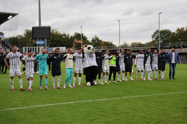27 09 2025, Football, Men, 2 Bundesliga, Season 2025 2026, SV 07 Elversberg Holstein Kiel, The team SV 07 Elversberg celebrates the victory Elversberg Ursapharm Arena an der Kaiserlinde Saarland Germany DEU Copyright: xSebastianxBachx