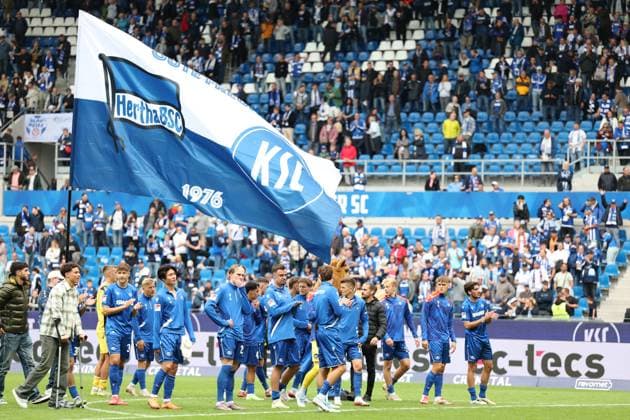 27 09 2025, xrekx, Fussball 2 Bundesliga, Karlsruher SC 1 FC Magdeburg v l KSC Mannschaft, Spieler, jubeln nach Spielende, Team, Player, celebrate at the end of the match DFL DFB REGULATIONS PROHIBIT ANY USE OF PHOTOGRAPHS as IMAGE SEQUENCES and or QUASI VIDEO Karlsruhe