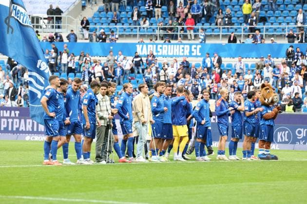 27 09 2025, xrekx, Fussball 2 Bundesliga, Karlsruher SC 1 FC Magdeburg v l KSC Mannschaft, Spieler, jubeln nach Spielende, Team, Player, celebrate at the end of the match DFL DFB REGULATIONS PROHIBIT ANY USE OF PHOTOGRAPHS as IMAGE SEQUENCES and or QUASI VIDEO Karlsruhe