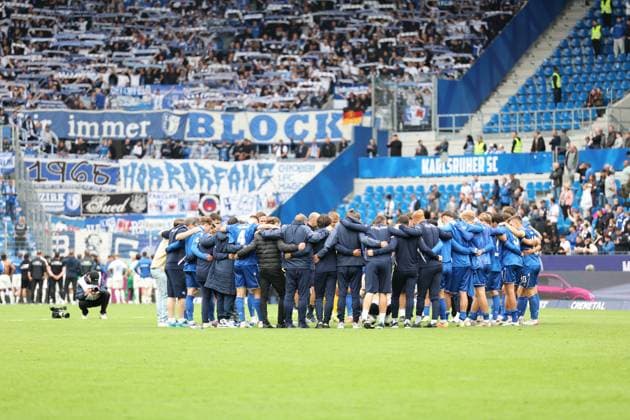 27 09 2025, xrekx, Soccer 2 Bundesliga, Karlsruher SC 1 FC Magdeburg v l Teamkreis KSC DFL DFB REGULATIONS PROHIBIT ANY USE OF PHOTOGRAPHS as IMAGE SEQUENCES and or QUASI VIDEO Karlsruhe