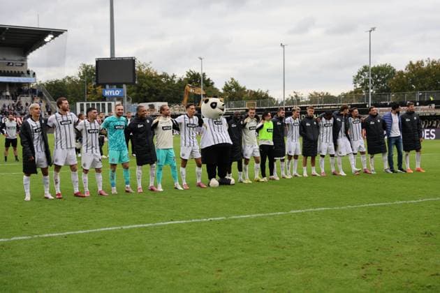 27 09 2025, Football, Men, 2 Bundesliga, Season 2025 2026, SV 07 Elversberg Holstein Kiel, The team SV 07 Elversberg celebrates the victory Elversberg Ursapharm Arena an der Kaiserlinde Saarland Germany DEU Copyright: xSebastianxBachx