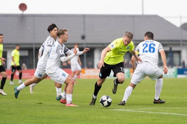 27 09 2025, xhfmx, Soccer Regionalliga Suedwest, Bayern Alzenau Stuttgarter Kickers v l Marlon Faß SV Stuttgarter Kickers in duel with Marcel Wilke FC Bayern Alzenau DFL DFB REGULATIONS PROHIBIT ANY USE OF PHOTOGRAPHS as IMAGE SEQUENCES and or QUASI VIDEO Alzenau