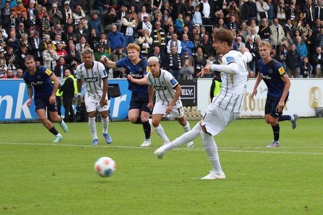 27 09 2025, xpfrx, Fussball 2 Bundesliga, SV Elversberg Holstein Kiel v l Elfmeter Otto Emerson Stange SV Elversberg Torschuetze, erzielt das Tor, Treffer, scores the goal 1 0 DFL DFB REGULATIONS PROHIBIT ANY USE OF PHOTOGRAPHS as IMAGE SEQUENCES and or QUASI VIDEO Elversberg