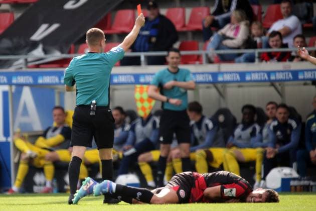 27 09 2025, xmohx, Soccer 3 Liga, SV Wehen Wiesbaden 1 FC Saarbruecken v l Referee Referee Dr Robert Kampka shows Elijah Krahn 1 FC Saarbruecken not in picture the red card after the foul on David Suarez SV Wehen Wiesbaden DFL DFB REGULATIONS PROHIBIT ANY USE OF PHOTOGRAPHS as IMAGE SEQUENCES and or QUASI VIDEO Wiesbaden