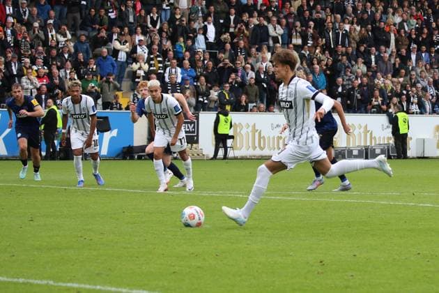 27 09 2025, xpfrx, Fussball 2 Bundesliga, SV Elversberg Holstein Kiel v l Elfmeter Otto Emerson Stange SV Elversberg Torschuetze, erzielt das Tor, Treffer, scores the goal 1 0 DFL DFB REGULATIONS PROHIBIT ANY USE OF PHOTOGRAPHS as IMAGE SEQUENCES and or QUASI VIDEO Elversberg