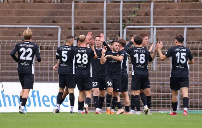 27 09 2025, Soccer, Men, Regionalliga Südwest, Season 2025 2026, FC 08 Homburg SG Sonnenhof Großaspach, Goal celebration of SG Sonnenhof Großaspach after the goal to 0 1 by Michael Kleinschrodt SG Sonnenhof Großaspach Homburg Waldstadion Saarland Germany EN Copyright: xFabianxKleerx