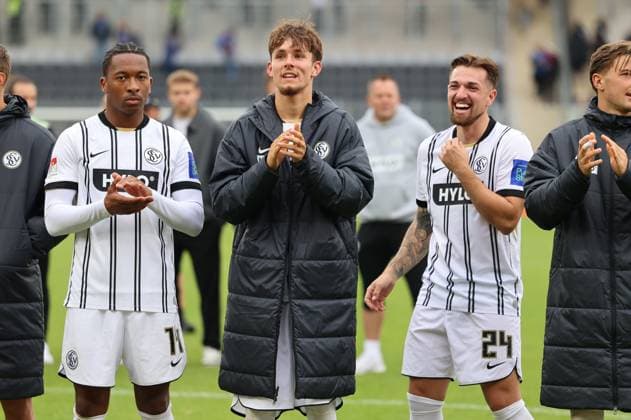 27 09 2025, Football, Men, 2 Bundesliga, Season 2025 2026, SV 07 Elversberg Holstein Kiel, Jarzinho Malanga SV 07 Elversberg , Otto Stange SV 07 Elversberg , Luca Schnellbacher SV 07 Elversberg Elversberg Ursapharm Arena an der Kaiserlinde Saarland Germany DEU Copyright: xSebastianxBachx