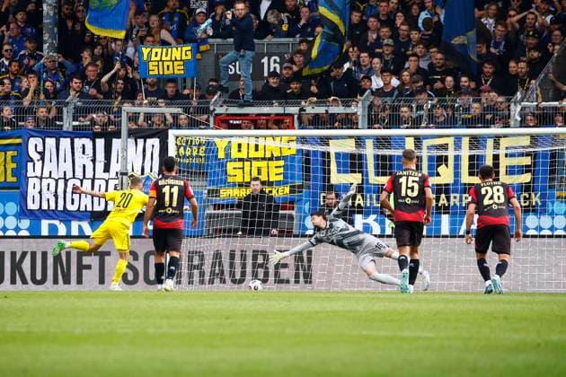 27 09 2025, xavx, Fussball 3 Liga, SV Wehen Wiesbaden 1 FC Saarbrücken v l Florian Pick 1 FC Saarbrücken Goal scored, scored the goal to 1 1 by penalty kick DFL DFB REGULATIONS PROHIBIT ANY USE OF PHOTOGRAPHS as IMAGE SEQUENCES and or QUASI VIDEO Wiesbaden