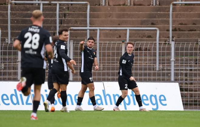 27 09 2025, Soccer, Men, Regionalliga Südwest, Season 2025 2026, FC 08 Homburg SG Sonnenhof Großaspach, Goal celebration of SG Sonnenhof Großaspach after the goal to 0 1 by Michael Kleinschrodt SG Sonnenhof Großaspach Homburg Waldstadion Saarland Germany EN Copyright: xFabianxKleerx