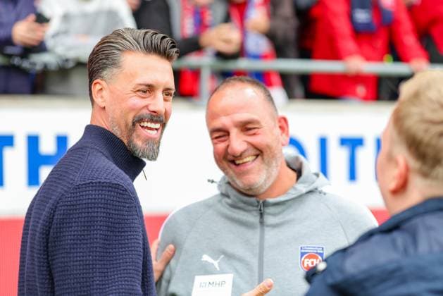 Sandro Wagner Trainer, FC Augsburg in the background Frank Schmidt Trainer, 1 FC Heidenheim at the match between 1 FC Heidenheim v FC Augsburg, Soccer, Men, Bundesliga, 2025 2026, Matchday 5 on 27 09 2025 in Heidenheim an der Brenz, Voith Arena DFL and DFB regulations prohibit any use of photographs as image sequences and or quasi video Baden Württemberg Germany