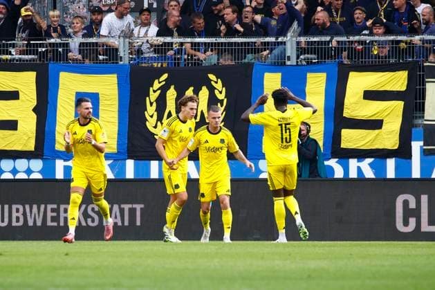 27.09.2025, xavx, Fussball 3.Liga, SV Wehen Wiesbaden - 1.FC Saarbrücken v.l. Florian Pick (1.FC Saarbrücken) celebrate the goal, Der Torjubel zum 1:1 (DFL DFB REGULATIONS PROHIBIT ANY USE OF PHOTOGRAPHS as IMAGE SEQUENCES and or QUASI-VIDEO) Wiesbaden