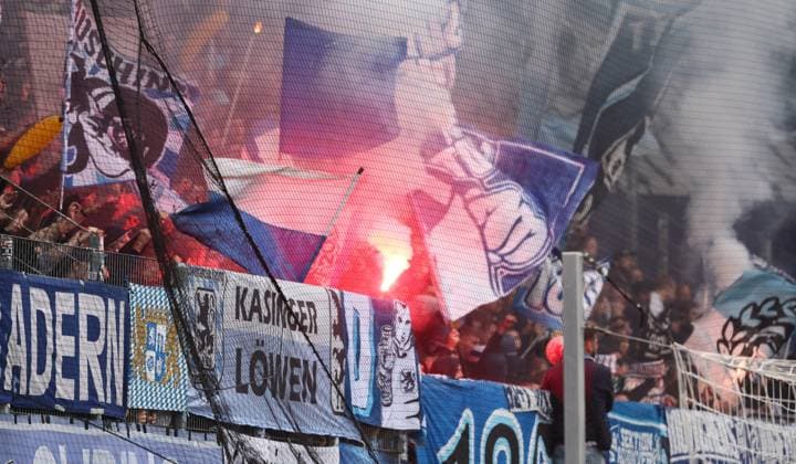Aue, 27 09 2025, Erzgebirgsstadion, Fußball, 3 Liga, 3 Spieltag FC Erzgebirge Aue vs TSV 1860 München , Im Bild Fans von 1860 München zünden Pyrotechnik , Nur für journalistische Zwecke Only for editorial use , DFB DFL regulations prohibit any use of photographs as image sequences and or quasi video , Picture Point