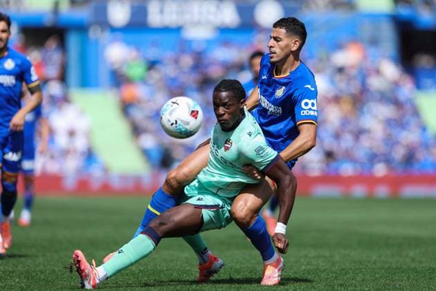 September 27, 2025, Getafe, Madrid, Spain: Karl Etta Eyong of Levante UD and Abdel Abqar of Getafe CF in action during the Spanish League, LaLiga EA Sports, football match played between Getafe CF and Levante UD at Coliseum stadium on September 27, 2025, in Getafe, Madrid, Spain. Getafe Spain - ZUMAa181 20250927_zaa_a181_065 Copyright: xIrinaxR.xHipolitox