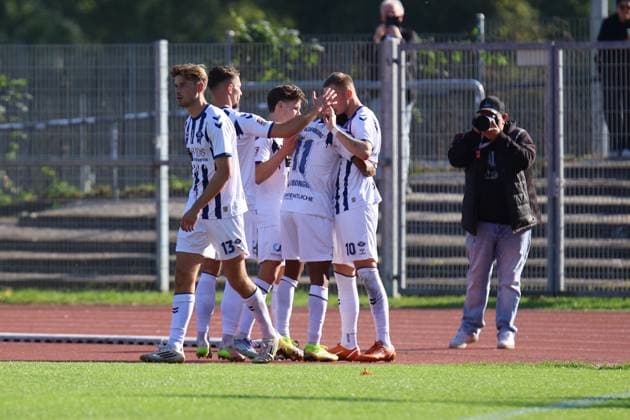 Soccer I Men I Season 2025 2026 I Regionalliga Nord I 11 Matchday I 1 FC Phönix Lübeck VfB Oldenburg I 27 09 2025 Joy and jubilation around Julian Matthias Boccaccio 10, VfB Oldenburg Scorer for 1 2 on penalty Lübeck Buniamshof Schleswig Holstein Germany Copyright: xLobeca MarcelxLienstädtx
