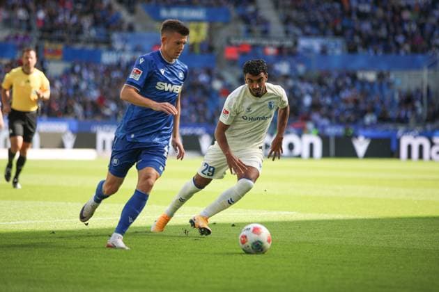 Rayan Ghrieb 1 FC Magdeburg, 29 presses Marvin Wanitzek Karlsruher SC, 10 , GER, Karlsruher SC vs 1 FC Magdeburg, 2 Bundesliga, 7 Matchday, 2025 2026, 27 09 2025, DFL REGULATIONS PROHIBIT ANY USE OF PHOTOGRAPHS AS IMAGE SEQUENCES AND OR QUASI VIDEO, GER, Karlsruher SC vs 1 FC Magdeburg, 2 Bundesliga, 7 Matchday, 2025 2026, 27 09 2025 Karlsruhe Copyright: xEibner-Pressefoto JanxPrihodax EP_JPA