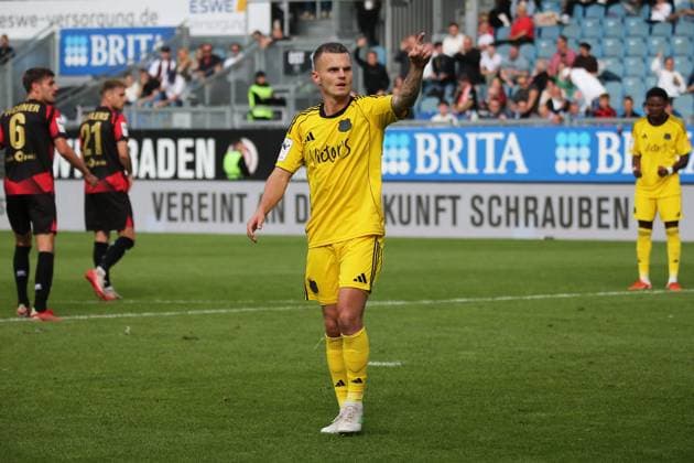 27 09 2025, xmohx, Fußball 3 Liga, SV Wehen Wiesbaden 1 FC Saarbrücken v l Torjubel nach dem Tor zum celebrating the goal celebrate 1 1 durch Florian Pick 1 FC Saarbruecken Elfmeter DFL DFB REGULATIONS PROHIBIT ANY USE OF PHOTOGRAPHS as IMAGE SEQUENCES and or QUASI VIDEO Wiesbaden