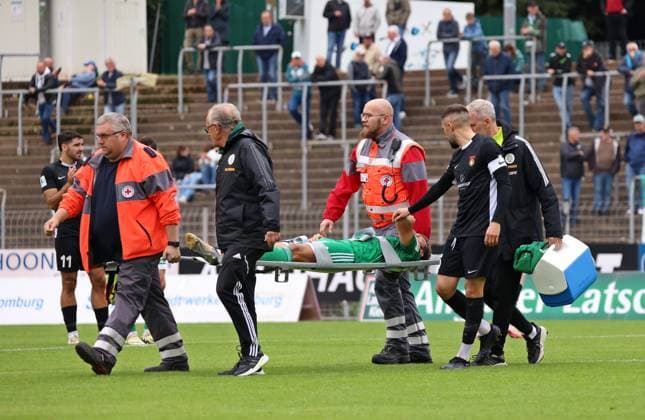27 09 2025, Football, Men, Regionalliga Südwest, Season 2025 2026, FC 08 Homburg SG Sonnenhof Großaspach, Manuel Kober FC 08 Homburg has to be stretchered off the pitch injured Homburg Waldstadion Saarland Germany EN Copyright: xFabianxKleerx