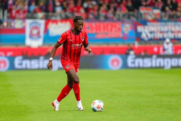 Omar Traore 23, 1 FC Heidenheim at the match between 1 FC Heidenheim v FC Augsburg, Soccer, Men, Bundesliga, 2025 2026, Matchday 5 on 27 09 2025 in Heidenheim an der Brenz, Voith Arena DFL and DFB regulations prohibit any use of photographs as image sequences and or quasi video Baden Württemberg Germany