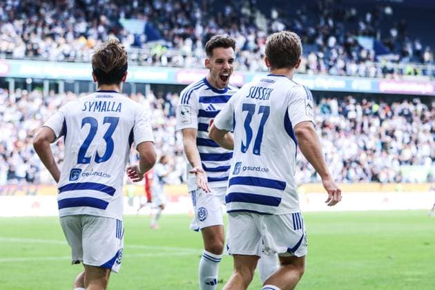 Sports, Football, 3 Liga Season 2025 2026 8 Matchday MSV Duisburg FC Ingolstadt 04 27 09 2025, schauinsland reisen arena Goal celebration MSV Duisburg after the goal to 1 1 by Patrick Sussek MSV Duisburg, 37 the players are happy Duisburg schauinsland reisen arena North Rhine-Westphalia Germany