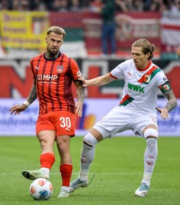 27 09 2025, xemx, Soccer 1 Bundesliga, 1 FC Heidenheim FC Augsburg v l Niklas Dorsch 1 FC Heidenheim , Kristijan Jakic FC Augsburg Zweikampf, Aktion, action, battle for the ball DFL DFB REGULATIONS PROHIBIT ANY USE OF PHOTOGRAPHS as IMAGE SEQUENCES and or QUASI VIDEO Heidenheim