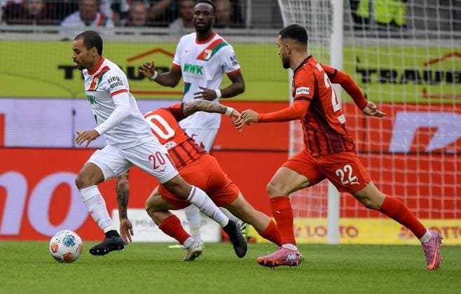 27 09 2025, xemx, Soccer 1 Bundesliga, 1 FC Heidenheim FC Augsburg v l Alexis Claude Maurice FC Augsburg , Niklas Dorsch 1 FC Heidenheim Zweikampf, Aktion, action, battle for the ball DFL DFB REGULATIONS PROHIBIT ANY USE OF PHOTOGRAPHS as IMAGE SEQUENCES and or QUASI VIDEO Heidenheim