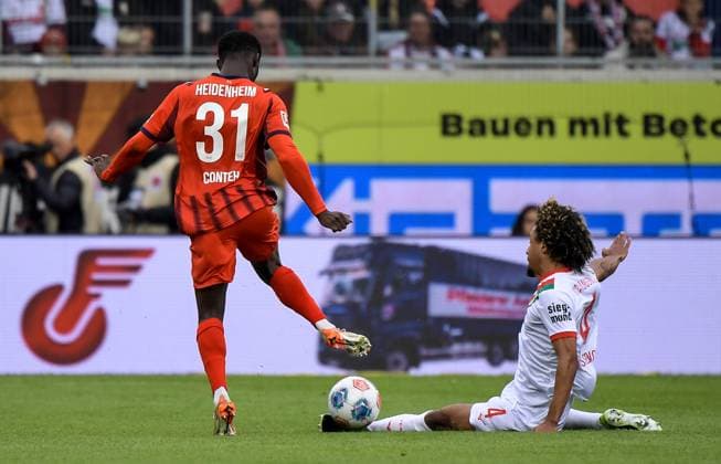 27 09 2025, xemx, Fussball 1 Bundesliga, 1 FC Heidenheim FC Augsburg v l Sirlord Conteh 1 FC Heidenheim , Han Noah Massengo FC Augsburg Zweikampf, Aktion, action, battle for the ball DFL DFB REGULATIONS PROHIBIT ANY USE OF PHOTOGRAPHS as IMAGE SEQUENCES and or QUASI VIDEO Heidenheim