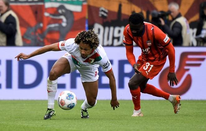 27 09 2025, xemx, Fussball 1 Bundesliga, 1 FC Heidenheim FC Augsburg v l Han Noah Massengo FC Augsburg , Sirlord Conteh 1 FC Heidenheim Zweikampf, Aktion, action, battle for the ball DFL DFB REGULATIONS PROHIBIT ANY USE OF PHOTOGRAPHS as IMAGE SEQUENCES and or QUASI VIDEO Heidenheim