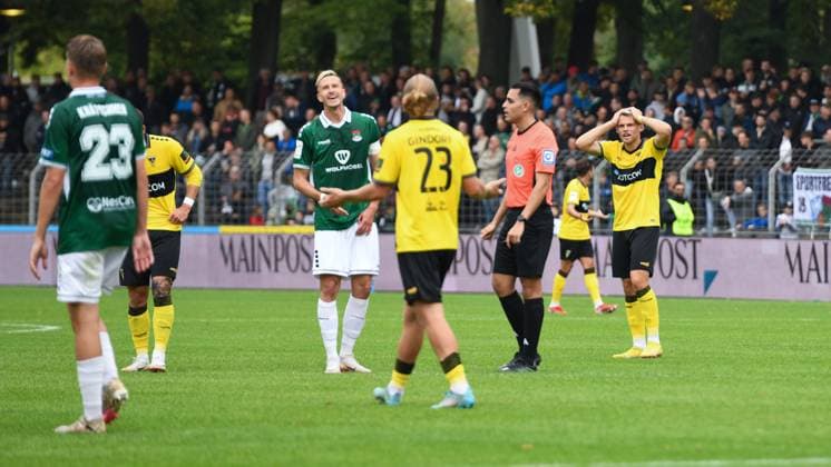 -1.FC 1905 Schweinfurt vs. Alemannia Aachen, Sachs-Stadion Football, 3. Liga -1.FC 1905 Schweinfurt vs. Alemannia Aachen 27 Sep 2025 Sachs-Stadion , Schweinfurt, Germany Image: Thomas Meißner (Schweinfurt) and Marc Schroers (Alemannia Aachen) upset about the referees decision. DFL REGULATIONS PROHIBIT ANY USE OF PHOTOGRAPHS AS IMAGE SEQUENCES AND OR QUASI-VIDEO Schweinfurt Sachs-Stadion Bayern Germany Copyright: xPresseFotoxEvansx