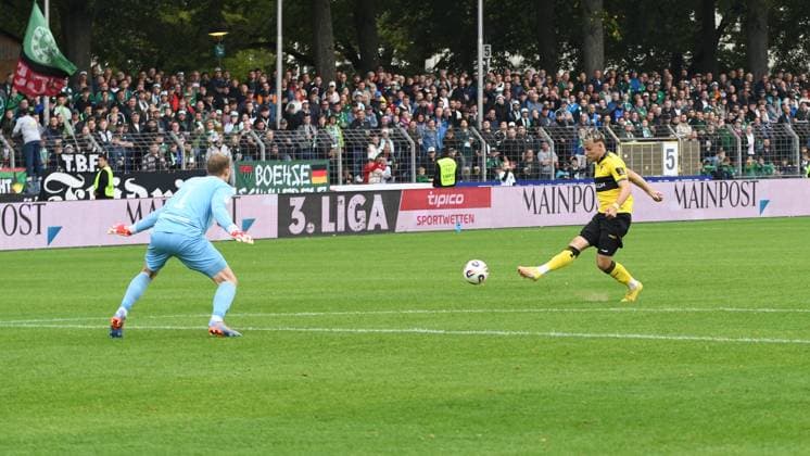-1.FC 1905 Schweinfurt vs. Alemannia Aachen, Sachs-Stadion Football, 3. Liga -1.FC 1905 Schweinfurt vs. Alemannia Aachen 27 Sep 2025 Sachs-Stadion , Schweinfurt, Germany Image: GK Toni Stahl (Schweinfurt) unable to block the shot on goal from Marc Schroers (Alemannia Aachen) to the 1:2. DFL REGULATIONS PROHIBIT ANY USE OF PHOTOGRAPHS AS IMAGE SEQUENCES AND OR QUASI-VIDEO Schweinfurt Sachs-Stadion Bayern Germany Copyright: xPresseFotoxEvansx