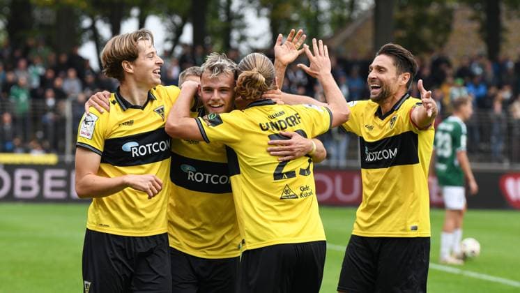 -1.FC 1905 Schweinfurt vs. Alemannia Aachen, Sachs-Stadion Football, 3. Liga -1.FC 1905 Schweinfurt vs. Alemannia Aachen 27 Sep 2025 Sachs-Stadion , Schweinfurt, Germany Image: Marc Schroers (Alemannia Aachen) celebrating his goal to the 1:3 with his teammates. DFL REGULATIONS PROHIBIT ANY USE OF PHOTOGRAPHS AS IMAGE SEQUENCES AND OR QUASI-VIDEO Schweinfurt Sachs-Stadion Bayern Germany Copyright: xPresseFotoxEvansx