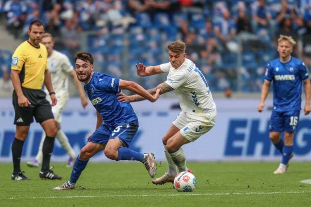 Marcus Mathisen 1 FC Magdeburg, 16 in duel against Lilian Egloff Karlsruher SC, 25 , GER, Karlsruher SC vs 1 FC Magdeburg, 2 Bundesliga, Matchday 7, 2025 2026, 27 09 2025, DFL REGULATIONS PROHIBIT ANY USE OF PHOTOGRAPHS AS IMAGE SEQUENCES AND OR QUASI VIDEO, GER, Karlsruher SC vs 1 FC Magdeburg, 2 Bundesliga, Matchday 7, 2025 2026, 27 09 2025 Karlsruhe Copyright: xEibner-Pressefoto JanxPrihodax EP_JPA