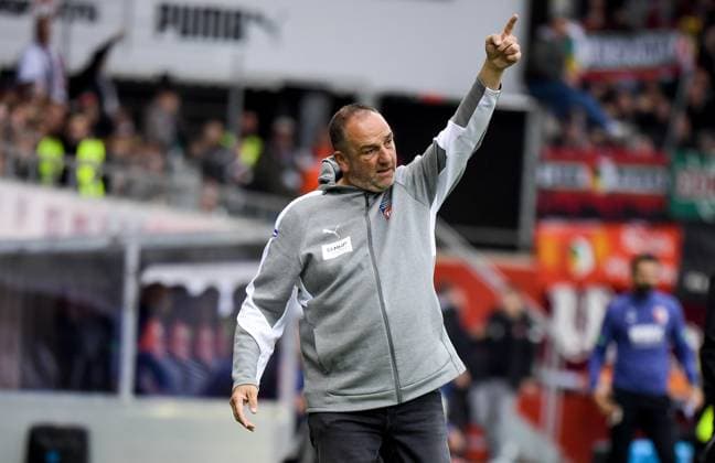 27 09 2025, xemx, Fussball 1 Bundesliga, 1 FC Heidenheim FC Augsburg v l Head Coach Frank Schmidt 1 FC Heidenheim gives instructions, gesticulates with arms, gesticulates, gives instructions DFL DFB REGULATIONS PROHIBIT ANY USE OF PHOTOGRAPHS as IMAGE SEQUENCES and or QUASI VIDEO Heidenheim