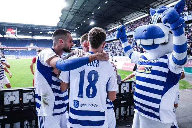 Sports, Football, 3 Liga Season 2025 2026 8 Matchday MSV Duisburg FC Ingolstadt 04 27 09 2025, schauinsland reisen arena Goal celebration MSV Duisburg after the goal to 2 1 by Alexander Hahn MSV Duisburg, 42 the players are happy Duisburg schauinsland reisen arena North Rhine-Westphalia Germany