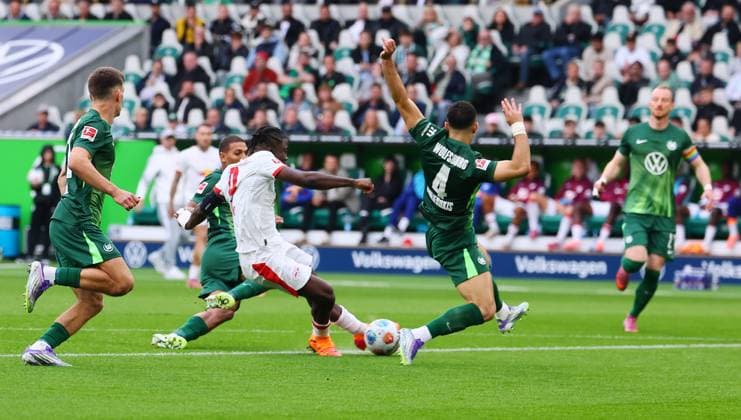 Wolfsburg RB Leipzig Bundesliga Wolfsburg, 27 09 2025, Volkswagen Arena, Bundesliga, Matchday 5 , VFL WOLFSBURG vs RB LEIPZIG , Goal for RB Leipzig to 0 1 In the picture goal scorer Johan Bakayoko mi , 9, RB Leipzig pulls away and scores to 0 1 , Picture Point