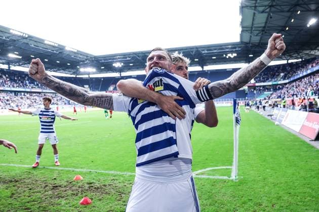 Sports, Football, 3 Liga Season 2025 2026 8 Matchday MSV Duisburg FC Ingolstadt 04 27 09 2025, schauinsland reisen arena Goal celebration MSV Duisburg after the goal to 2 1 by Alexander Hahn MSV Duisburg, 42 the players are happy Duisburg schauinsland reisen arena North Rhine-Westphalia Germany