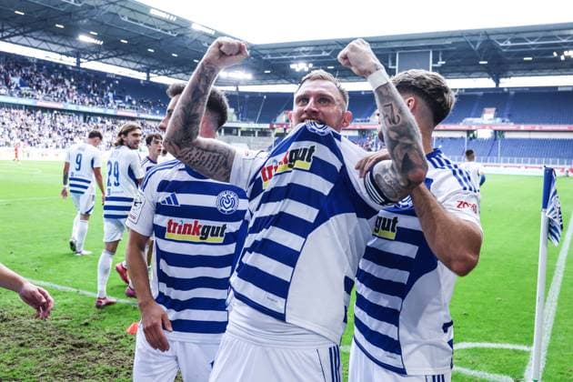 Sports, Football, 3 Liga Season 2025 2026 8 Matchday MSV Duisburg FC Ingolstadt 04 27 09 2025, schauinsland reisen arena Goal celebration MSV Duisburg after the goal to 2 1 by Alexander Hahn MSV Duisburg, 42 the players are happy Duisburg schauinsland reisen arena North Rhine-Westphalia Germany