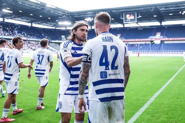 Sports, Football, 3 Liga Season 2025 2026 8 Matchday MSV Duisburg FC Ingolstadt 04 27 09 2025, schauinsland reisen arena Goal celebration MSV Duisburg after the goal to 2 1 by Alexander Hahn MSV Duisburg, 42 the players are happy Duisburg schauinsland reisen arena North Rhine-Westphalia Germany