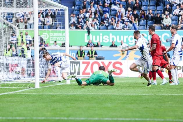 Sports, football, 3 league season 2025 2026 8 matchday MSV Duisburg FC Ingolstadt 04 27 09 2025, schauinsland reisen arena goal for 2 1 by Alexander Hahn MSV Duisburg, 42 Duisburg schauinsland reisen arena North Rhine-Westphalia Germany