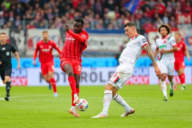 Sirlord Conteh 31, 1 FC Heidenheim and Cedric Zesiger 16, FC Augsburg at the match between 1 FC Heidenheim v FC Augsburg, Soccer, Men, Bundesliga, 2025 2026, Matchday 5 on 27 09 2025 in Heidenheim an der Brenz, Voith Arena DFL and DFB regulations prohibit any use of photographs as image sequences and or quasi video Baden Württemberg Germany