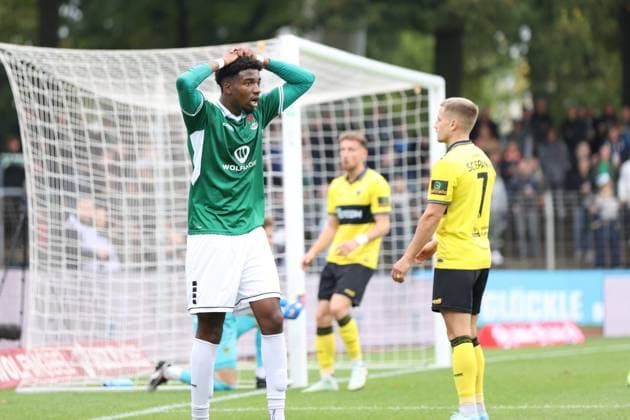 27 09 2025, Soccer, Men, 8 Matchday Third League Season 2025 2026 FC Schweinfurt 05 Alemannia Aachen From left Uche Obiogumu FC Schweinfurt 05, 27 is desperate after crossbar shot