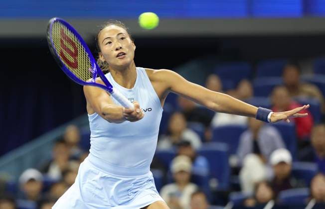 (250927) -- BEIJING, Sept. 27, 2025 -- Zheng Qinwen hits a return during the women s singles second round match between Zheng Qinwen of China and Emiliana Arango of Colombia at 2025 China Open tennis tournament in Beijing, China, Sept. 27, 2025. ) (SP)CHINA-BEIJING-TENNIS-CHINA OPEN-WOMEN S SINGLES-SECOND ROUND (CN) Baixxuefei 