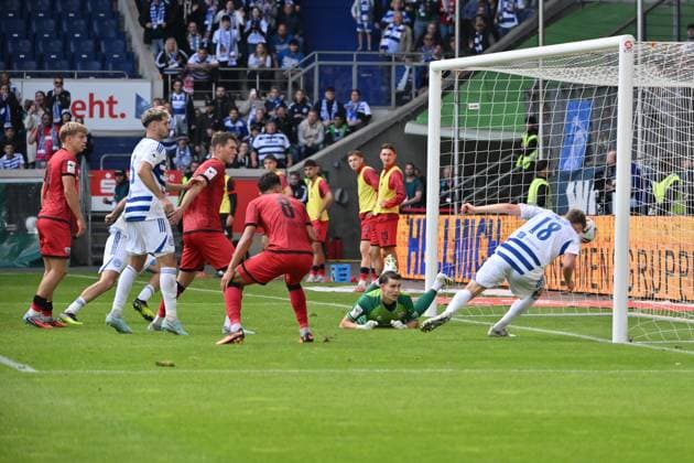 Alexander Hahn MSV Duisburg , back left verd , scores the goal to 2 1, right Steffen Meuer MSV Duisburg 27 09 2025, Soccer, 3 Liga, Saison 2025 26, 8 Spieltag, MSV Duisburg FC Ingolstadt DFB regulations prohibit any use of photographs as image sequences and or quasi video Duisburg Schauinsland Reisen Arena Nordrhein Westfalen Germany Team2