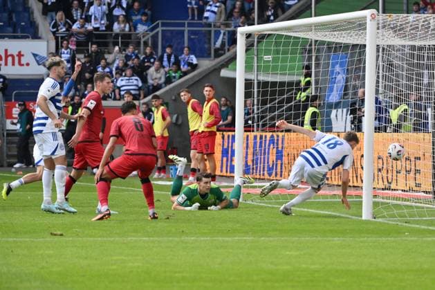 Alexander Hahn MSV Duisburg , back left verd , scores the goal to 2 1, right Steffen Meuer MSV Duisburg 27 09 2025, Soccer, 3 Liga, Saison 2025 26, 8 Spieltag, MSV Duisburg FC Ingolstadt DFB regulations prohibit any use of photographs as image sequences and or quasi video Duisburg Schauinsland Reisen Arena Nordrhein Westfalen Germany Team2