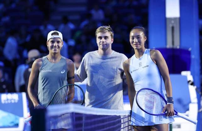 (250927) -- BEIJING, Sept. 27, 2025 -- Zheng Qinwen (R) and Emiliana Arango (L) pose with Table tennis, Tischtennis player Truls Moregard of Sweden before the women s singles second round match between Zheng Qinwen of China and Emiliana Arango of Colombia at 2025 China Open tennis tournament in Beijing, China, Sept. 27, 2025. ) (SP)CHINA-BEIJING-TENNIS-CHINA OPEN-WOMEN S SINGLES-SECOND ROUND (CN) Baixxuefei 