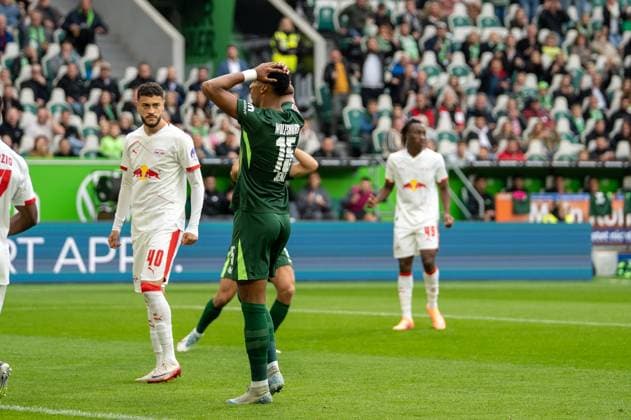 Germany Soccer 1 Bundesliga, Matchday 6 2025 2026, VfL Wolfsburg RB Leipzig on 27 09 2025 in Wolfsburg Volkswagen Arena Moritz Jenz VfL Wolfsburg 15 mourns his chance Copyright: xSvenxHeidmannx