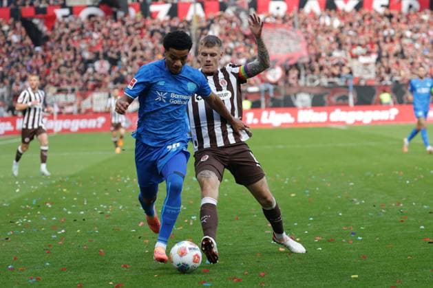 GER, Hamburg, Football, DFL, FC St Pauli vs Bayer Leverkusen , im Millerntor Stadion , 27 09 2025 , v l Malik Tillman Bayer Leverkusen ,10 , Eric Smith FC St Pauli ,8 DFL regulations prohibit any use of photographs as image sequences and or quasi video Copyright: HMBxMedia FernandoxSoares