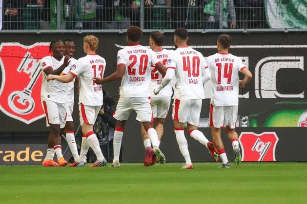 27 09 2025, xgox, Fußball 1 Bundesliga VfL Wolfsburg RB Leipzig emspor, v l jubilation after the 0 1 by Johan Bakayoko Leipzig, 9 DFL DFB REGULATIONS PROHIBIT ANY USE OF PHOTOGRAPHS as IMAGE SEQUENCES and or QUASI VIDEO Wolfsburg