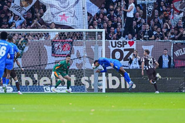 Goal shot Goal chance by header Jarell Quansah Bayer 04 Leverkusen, 04 GER, FC St Pauli vs Bayer 04 Leverkusen, Football, 1 Bundesliga, Matchday 5, Season 2025 2026, 27 09 2025 DFL REGULATIONS PROHIBIT ANY USE OF PHOTOGRAPHS AS IMAGE SEQUENCES AND OR QUASI VIDEO GER, FC St Pauli vs Bayer 04 Leverkusen, Football, 1 Bundesliga, Matchday 5, Season 2025 2026, 27 09 2025 Hamburg Copyright: xEibner-Pressefoto MarcelxvonxFehrnx EP_MFN