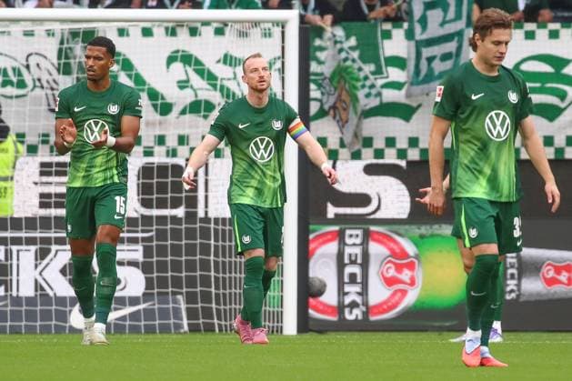 27 09 2025, xgox, Fußball 1 Bundesliga VfL Wolfsburg RB Leipzig emspor, v l Moritz Jens Wolfsburg, 15 , Maximilian Arnold Wolfsburg, 27 , Mattias Svanberg Wolfsburg, 32 enttaeuscht, schaut enttaeuscht, niedergeschlagen, disappointed DFL DFB REGULATIONS PROHIBIT ANY USE OF PHOTOGRAPHS as IMAGE SEQUENCES and or QUASI VIDEO Wolfsburg